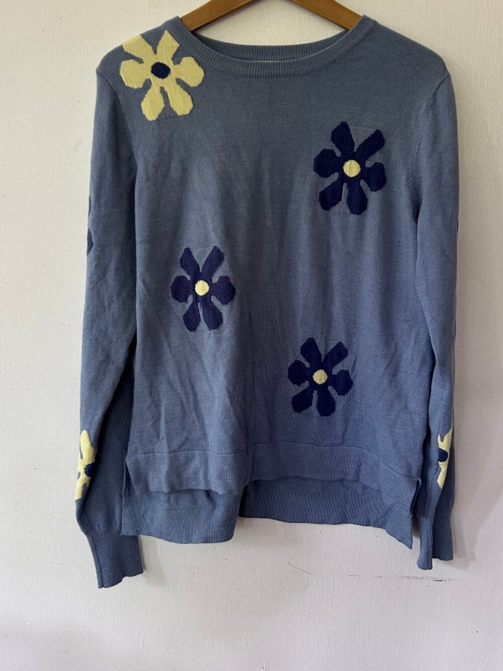 THML Blue Daisy Sweater Womens Medium Super Soft Cozy‎ Cottage Prairie